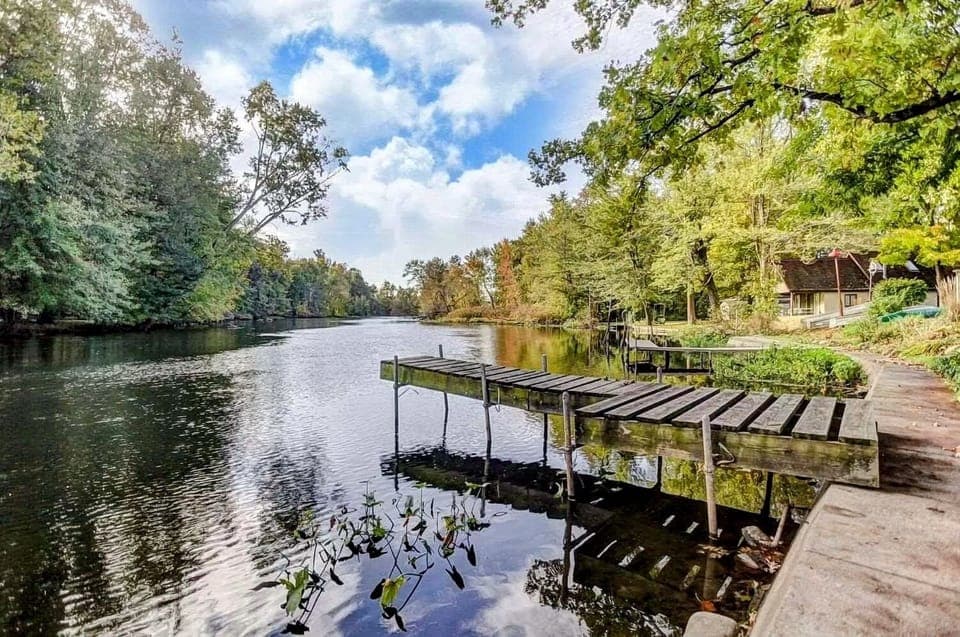 The Pigeon River Retreat: Stress Less By The River! Imagine yourself enjoying this scene during your stay at our house! Complete peace, taking in nature at it's best. 