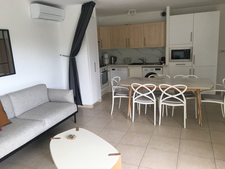 open kitchen fully equiped
