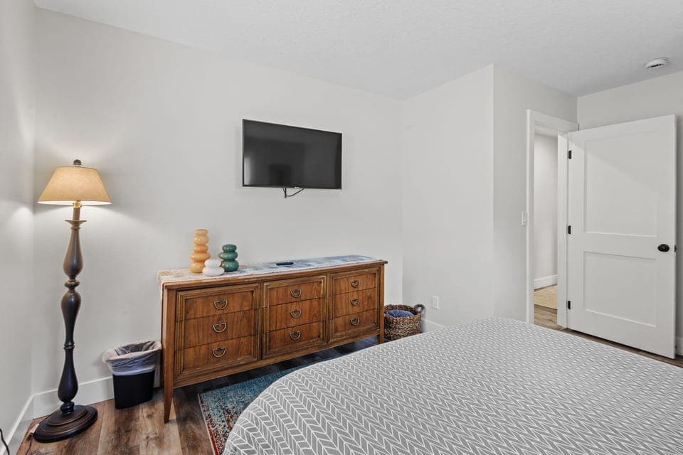 
Drift into dreams in your cozy mountain bedroom! Enjoy a peaceful night's sleep with a smart TV for relaxation.