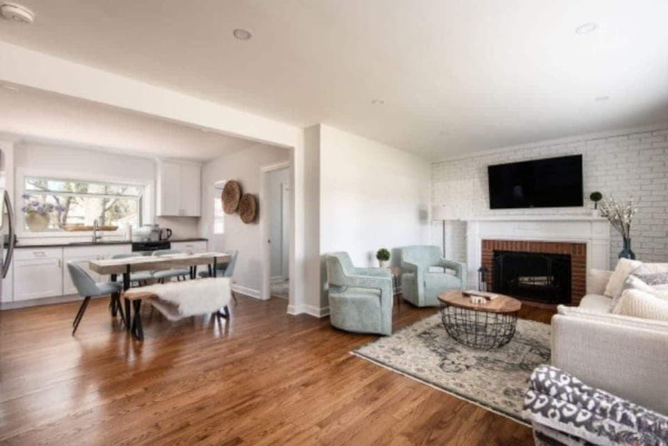 Living area with 55" Smart TV + WiFi