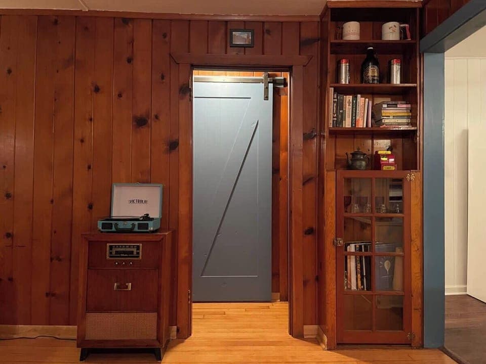 Hallway leading to bedrooms and bathroom