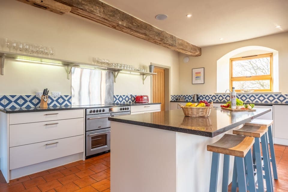 Peak Hall, Tittleshall: Well-equipped kitchen with breakfast bar