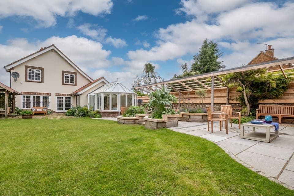 Perrystone Cottage, Burnham Market: Fully enclosed garden with outdoor dining furniture