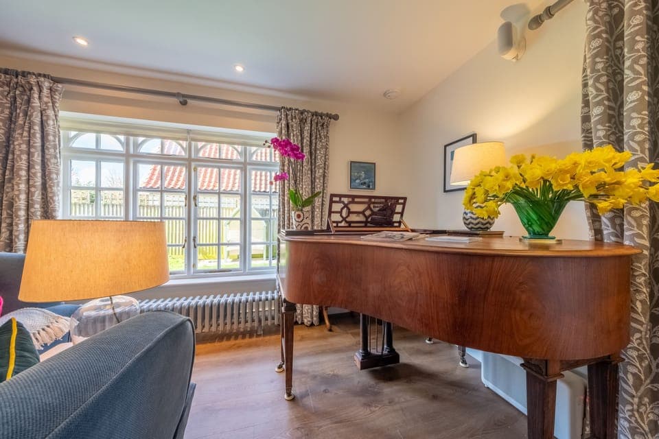 Perrystone Cottage, Burnham Market: Baby grand piano