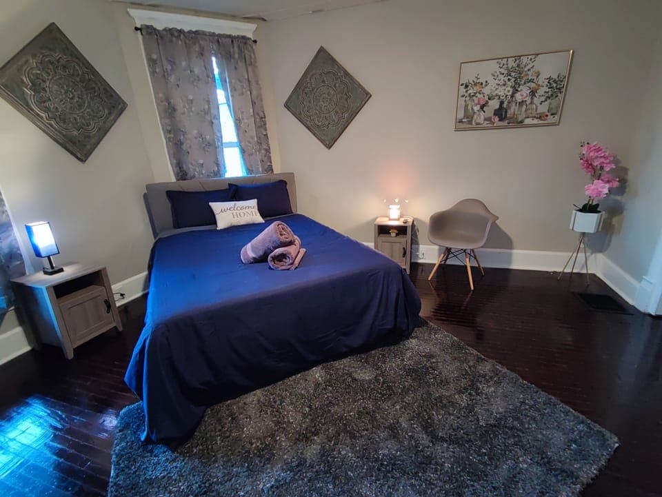 Queen memory foam bed, medium firm