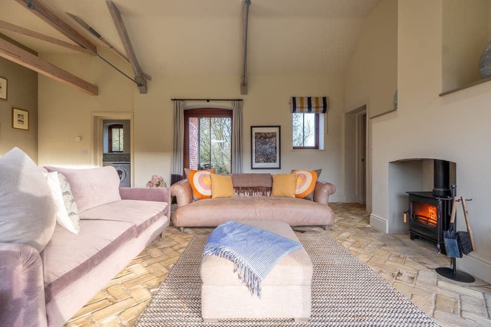 Harnser Barn, Tittleshall : Light, bright sitting area with wood-burning stove