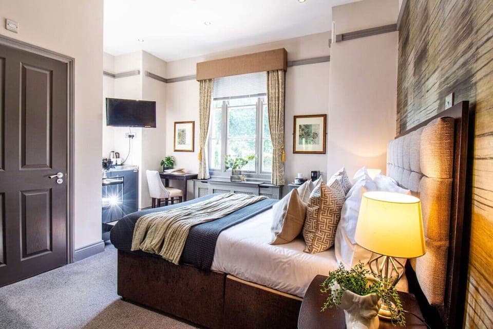 Modern studio with kitchenette and comfy double bed