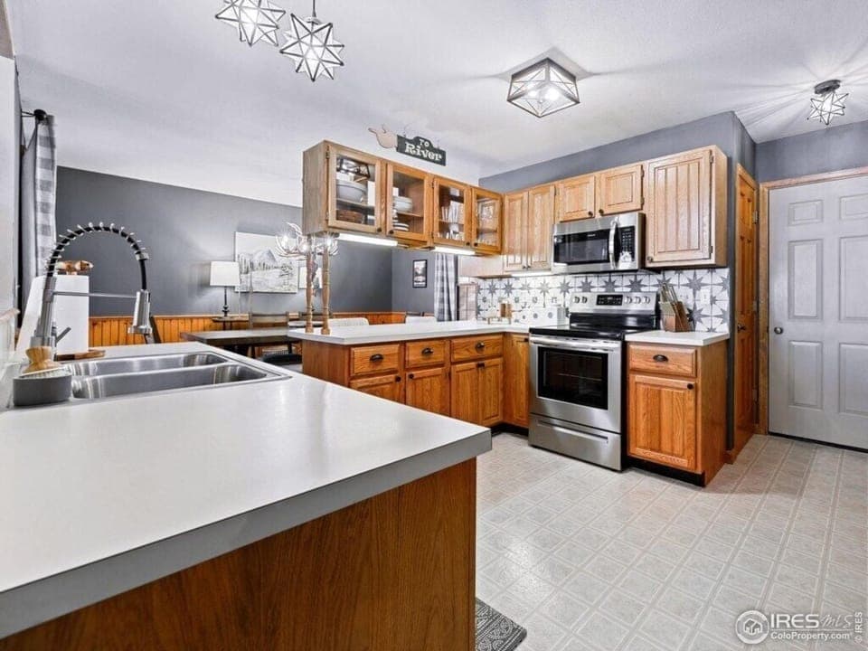 Kithcen with stainless steel appliances.jpg