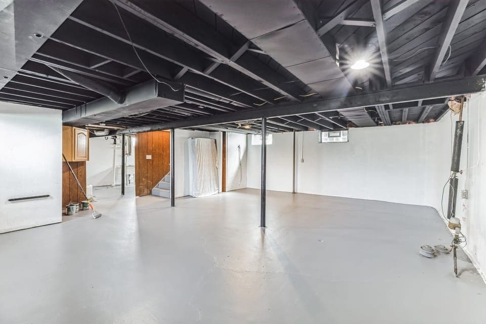 Indoors, Floor, Room, Architecture, Building