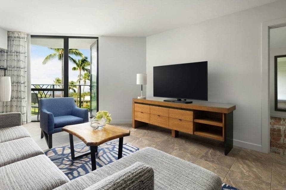 Marriotts Waikoloa Ocean Club_6_island-view-suite-living.jpg