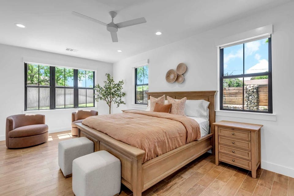 Large master with natural lighting