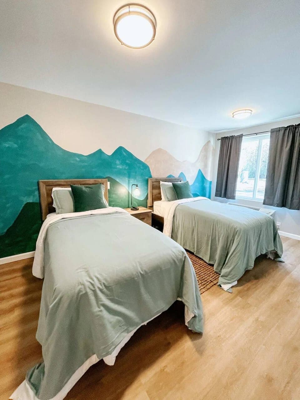 Escape to Serenity: Twin Beds & Chic Mountain Vibes Await!