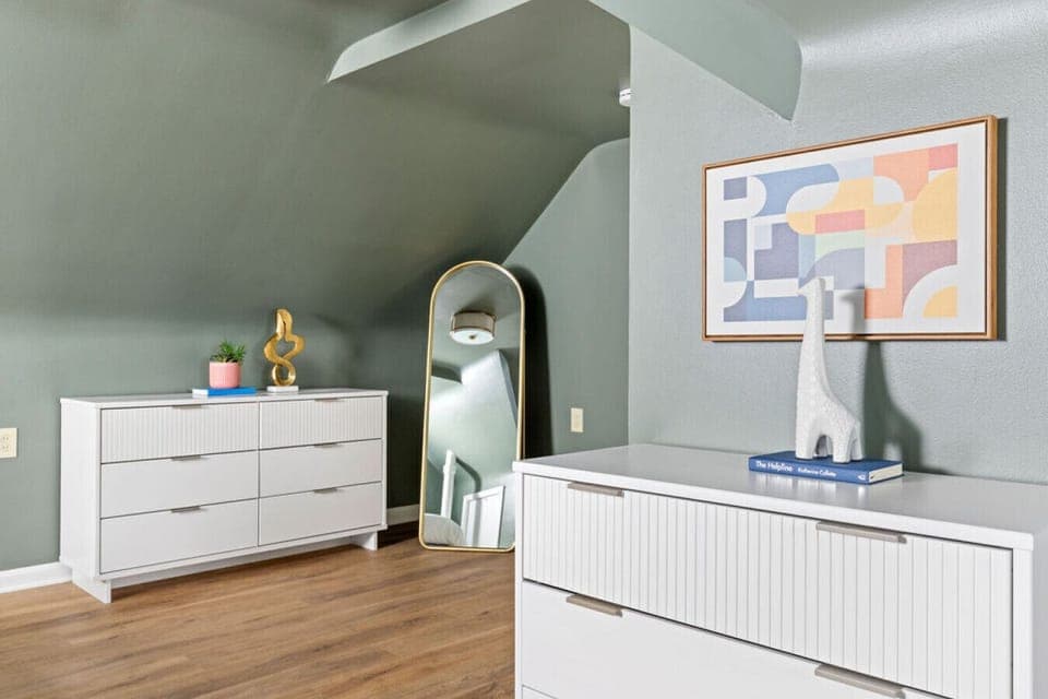 Ensure you`re prepared to head out with this full-length mirror