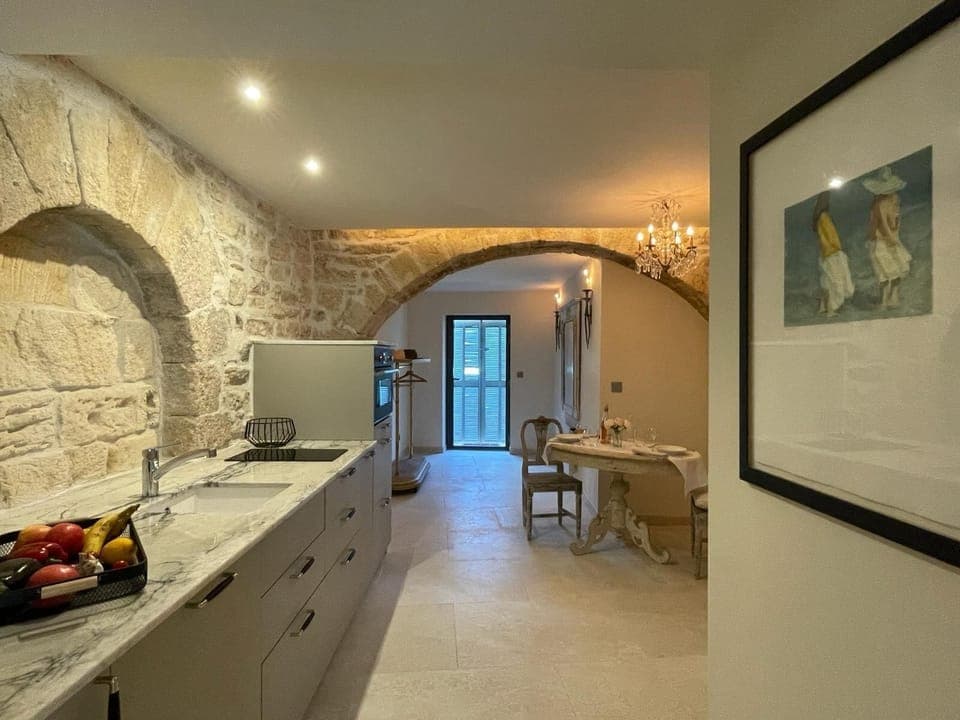 Contemporary hi spec fully equipped kitchen