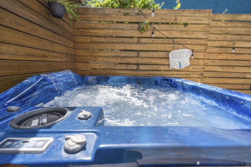 Outdoor Oasis: Unwind in style with bubbles and privacy in your own enchanting retreat!
