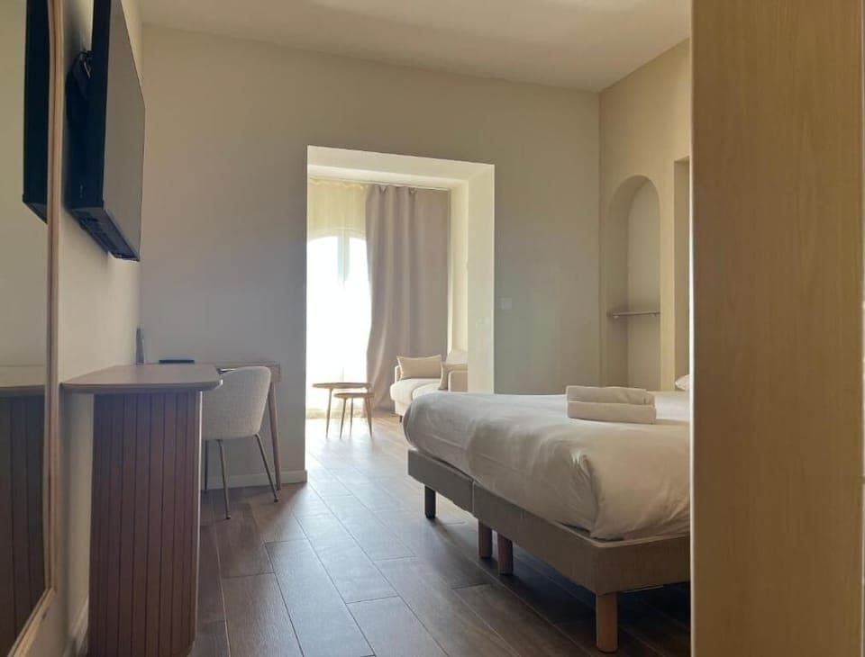 Unit with 1 Queen Bed