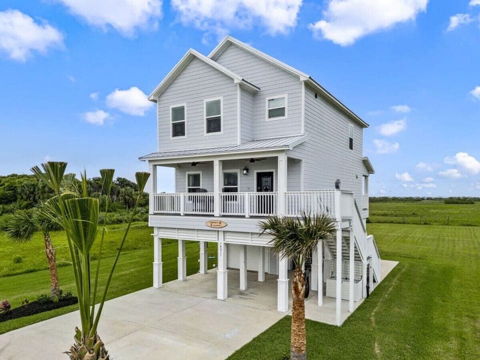 Your coastal reset starts here—Captain’s Quarters on Galveston Island, with wide-open views and quiet nature next door.