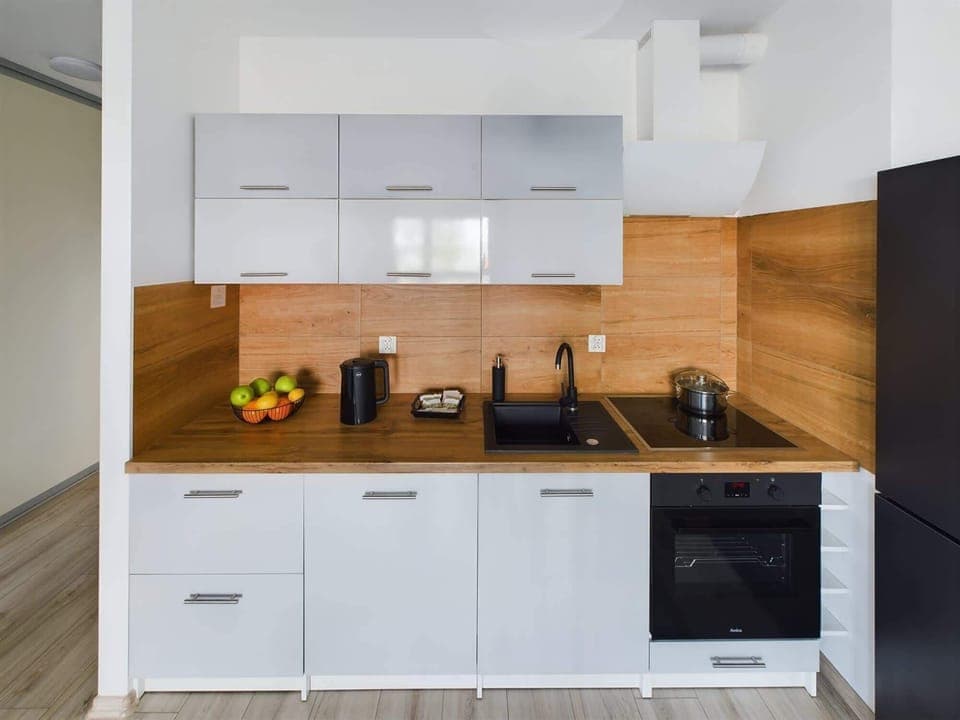 Functionally equipped kitchenette where you can prepare delicious meals and snacks using such appliances as an electric kettle, oven and induction hob.