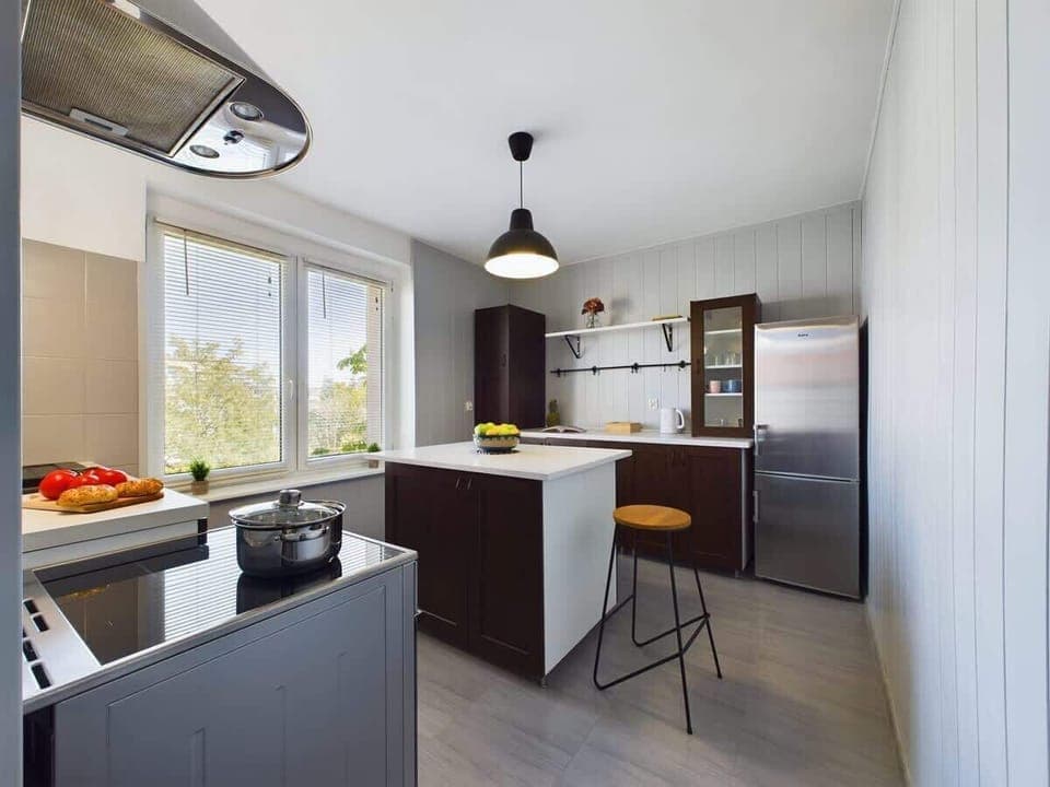 Fully equipped kitchen with dining area, perfect for enjoying home meals.

