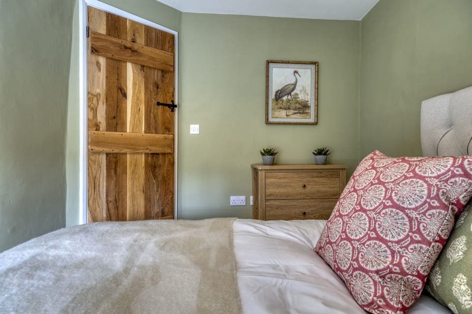 Old Post Office Cottage Bedroom 2 - StayCotswold