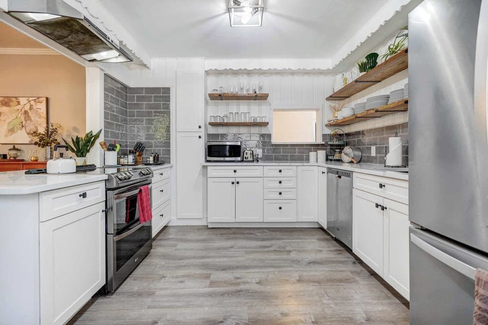 Cook with ease in this bright and fully equipped kitchen, where modern amenities meet classic charm.