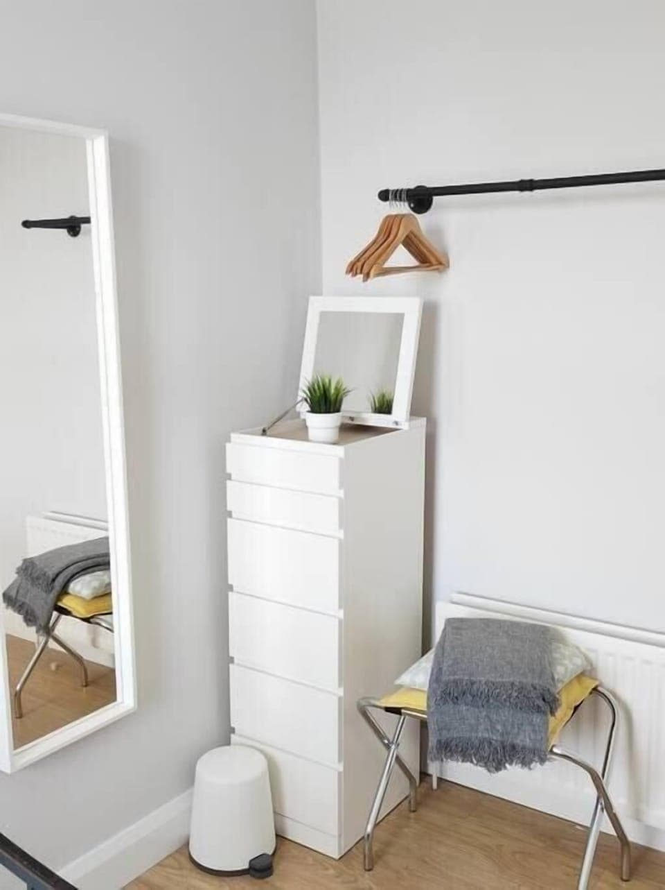 Comfortable drawer with mirror