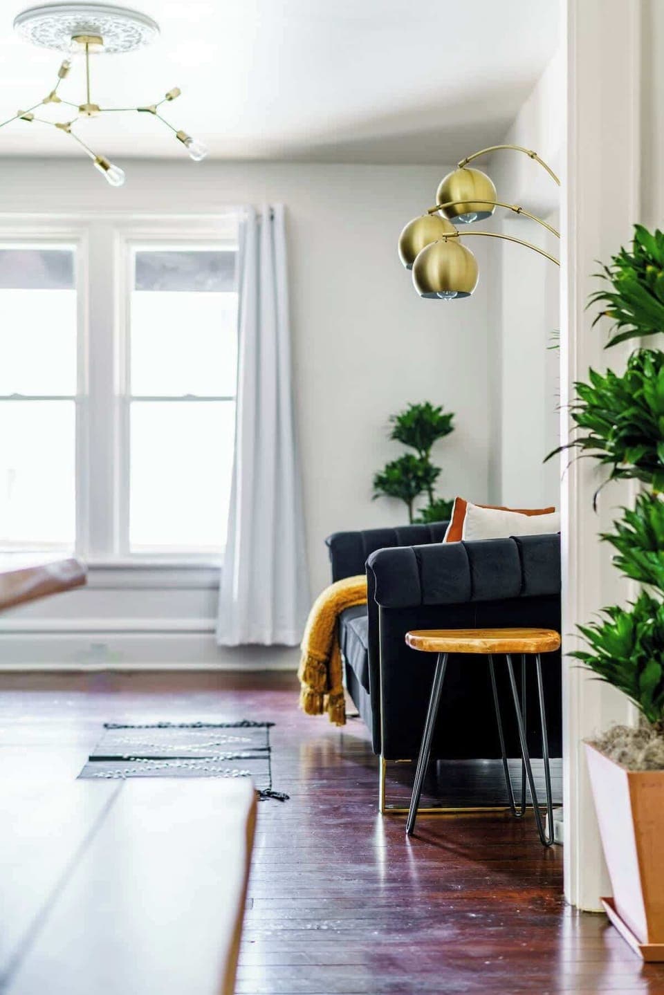 Elegant Space for All: With a modern design and a spacious layout, our living room accommodates groups and families with ease. Relax in comfort and style in this clean, well-designed space