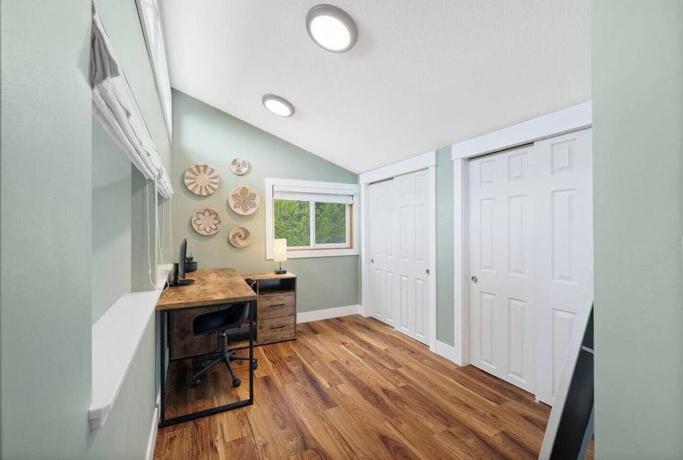 Dedicated workspace in Guestroom 1