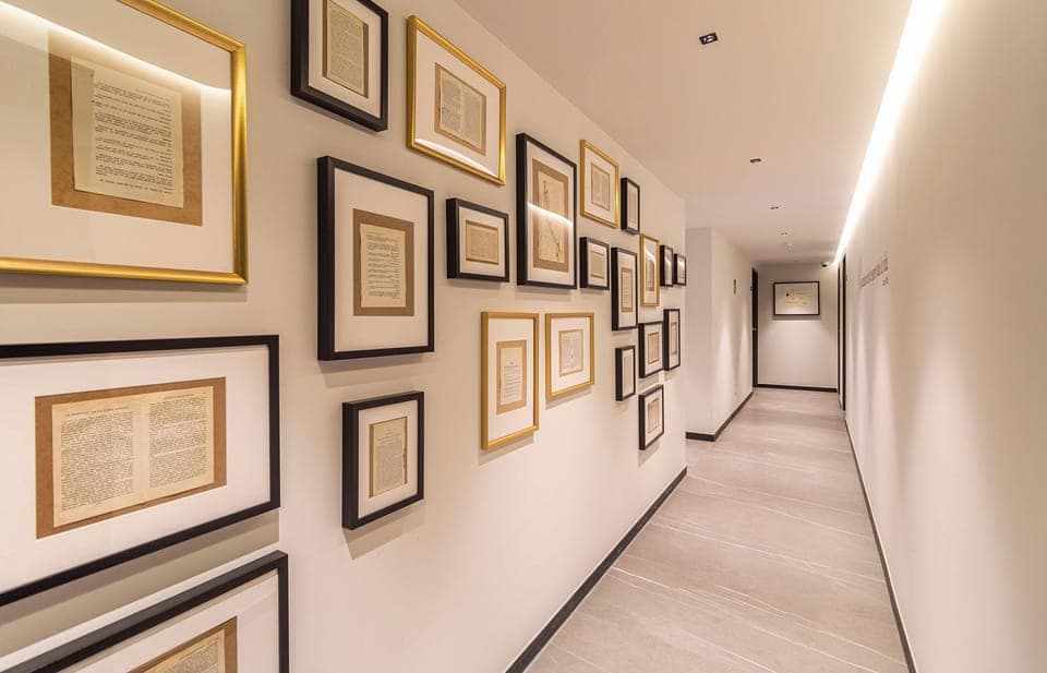 El mobiliario, la decoración y los servicios pueden variar ligeramente.