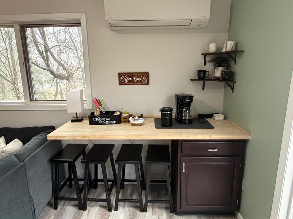 Start your day right at the coffee station! Equipped with a drip coffee machine, a French press, coffee and sweetener. It's your perfect morning pick-me-up!