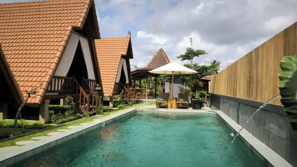 Large of swimming pool with beautiful Fountain  