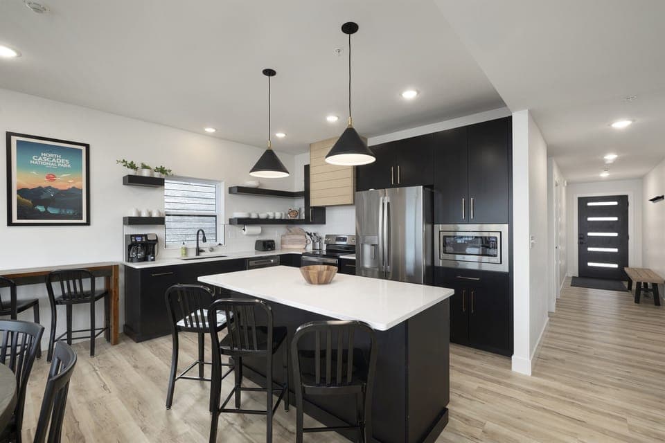 Main Level: Kitchen & dining room w/ seating for 10 at dining table & seating 9 seatings at bar counters