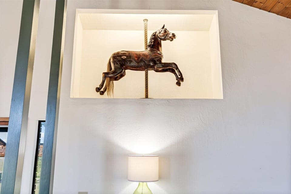 Clever decorations throughout