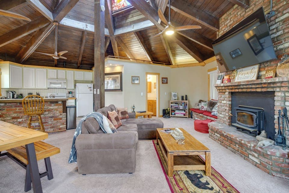 Living Room | Fireplace | Smart TVs | Free WiFi | Full Sleeper Sofa | 2nd Floor