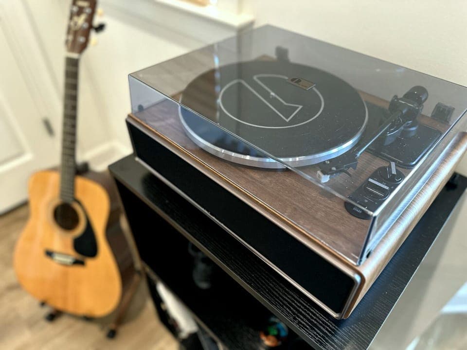 LivingRoom GuitarRecordPlayer