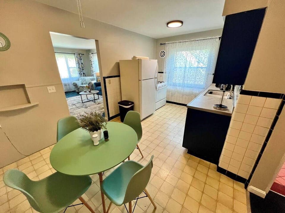 Full Kitchen with Eating Space 