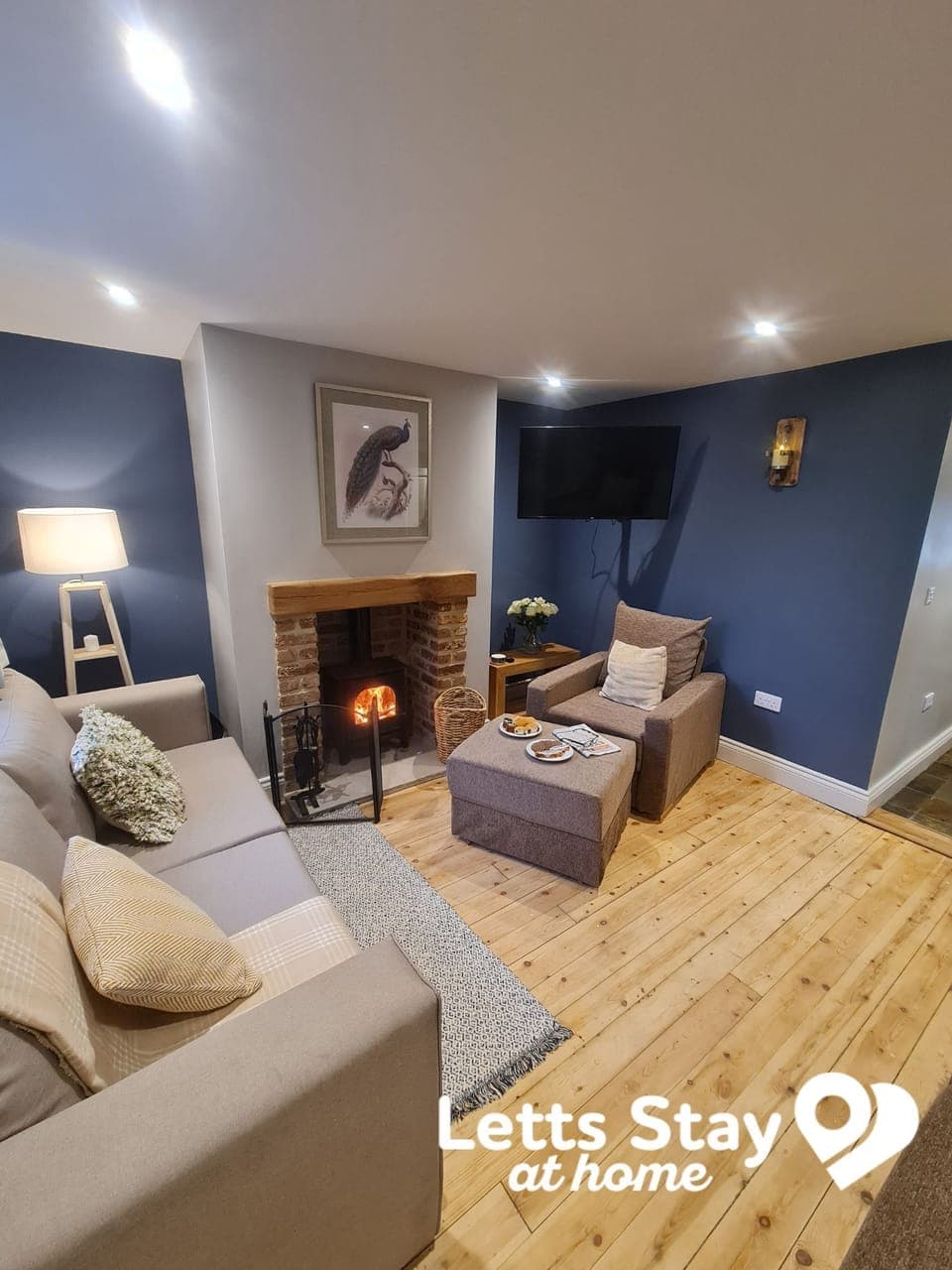 Spacious lounge with cosy furnishings