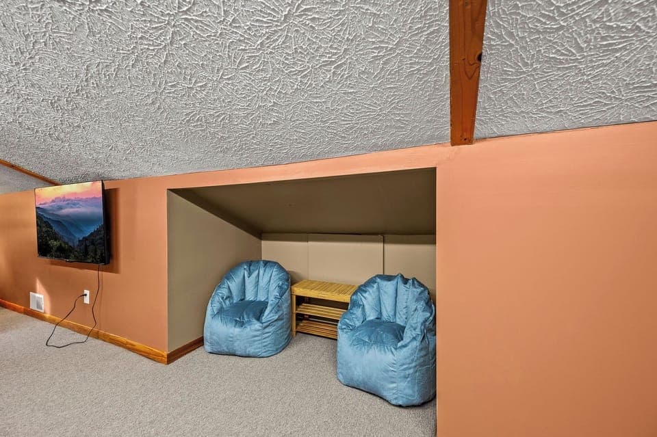 Fun game room of Howl's Hollow