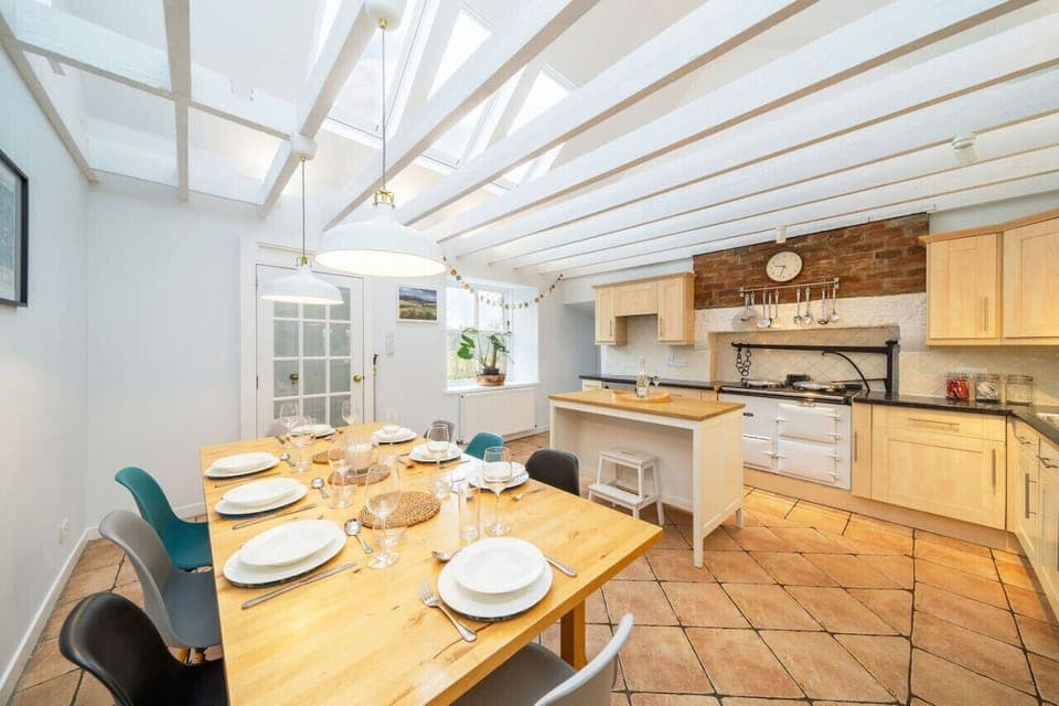 Westerpark has a large country kitchen with dining table