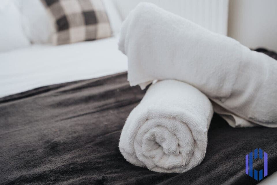 Double Bedroom - Full beddings, linens, towel included. - Power Socket by the bed - Comfortably heated room - Strong wifi - Extra linen can be provided on request.