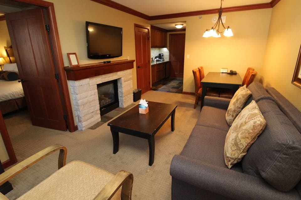 EV 555: 1BR Fireplace Suite