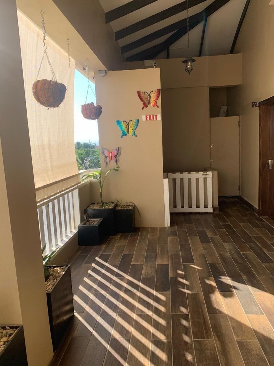 FRONT, SHARED-BALCONY