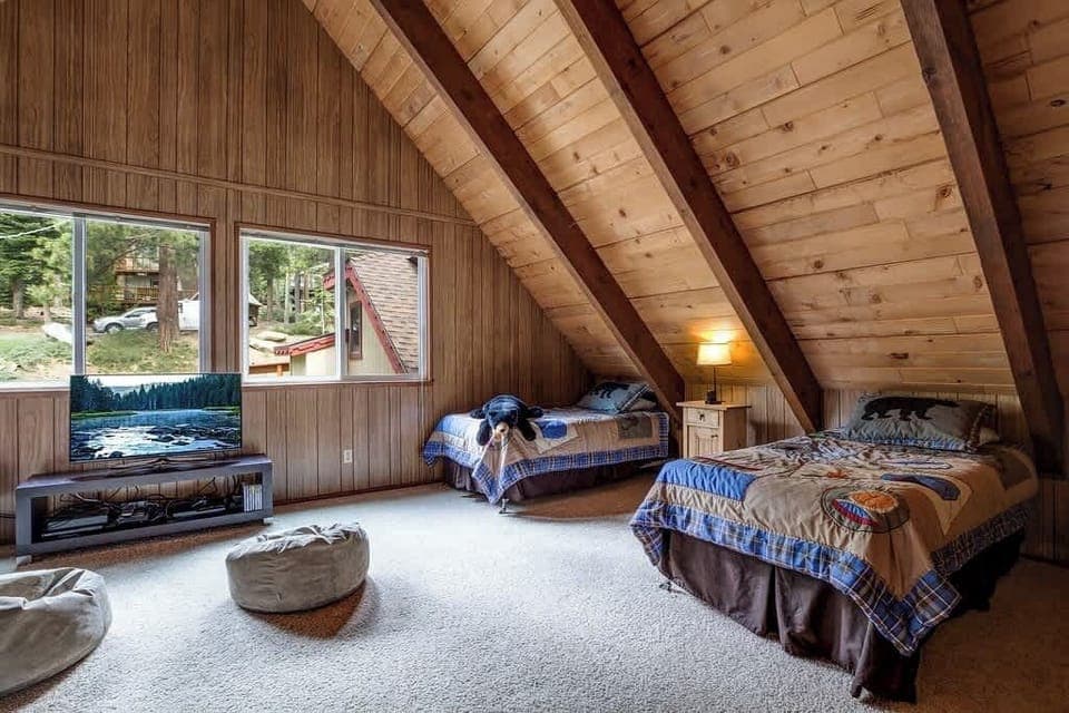 Upstairs Bedroom, Queen and Three Twins