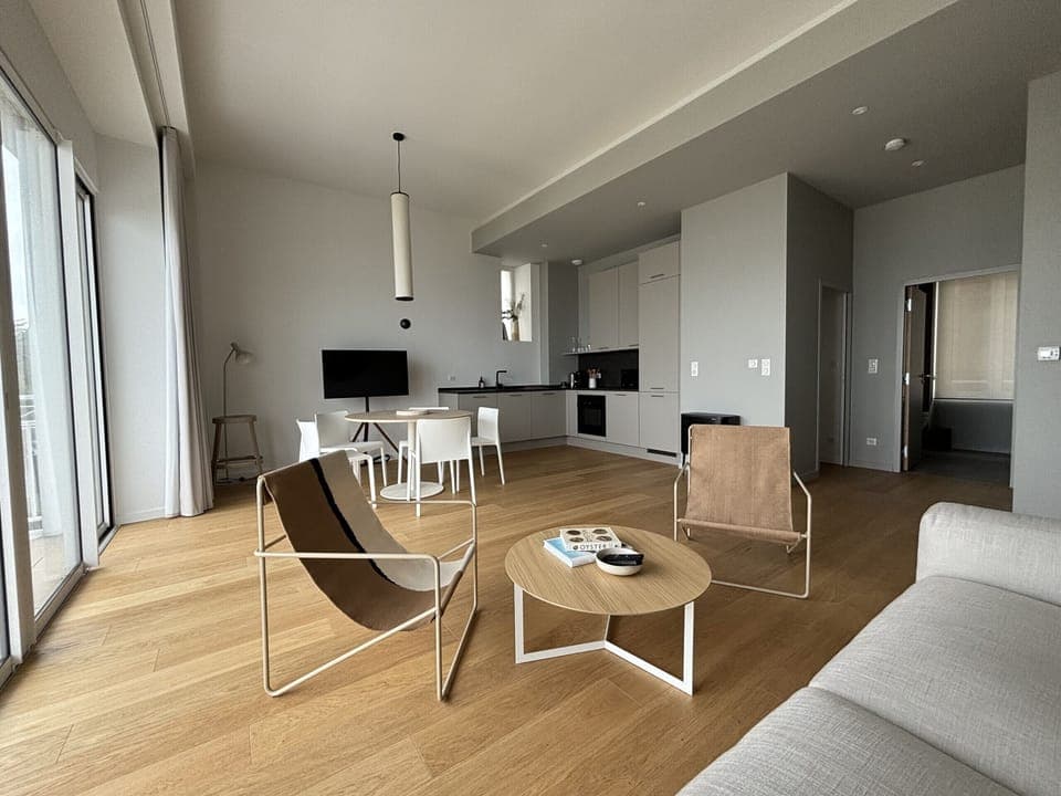 Welcome to Trébeurden! This seaside apartment offers stunning ocean views, direct beach access, a heated indoor pool, and a ping-pong table for added fun. The kitchen is fully fitted and equipped, perfect for preparing delicious meals with family or friends. Relax year-round and enjoy breathtaking sunsets, water activities, and the natural beauty of Brittany. Just minutes from shops, restaurants, and hiking trails, this apartment is the ideal getaway for sea and nature lovers.