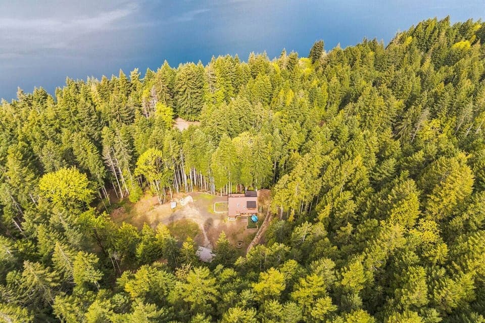 No neighbors in sight, quiet and secluded yet very close to the lake and its parks.