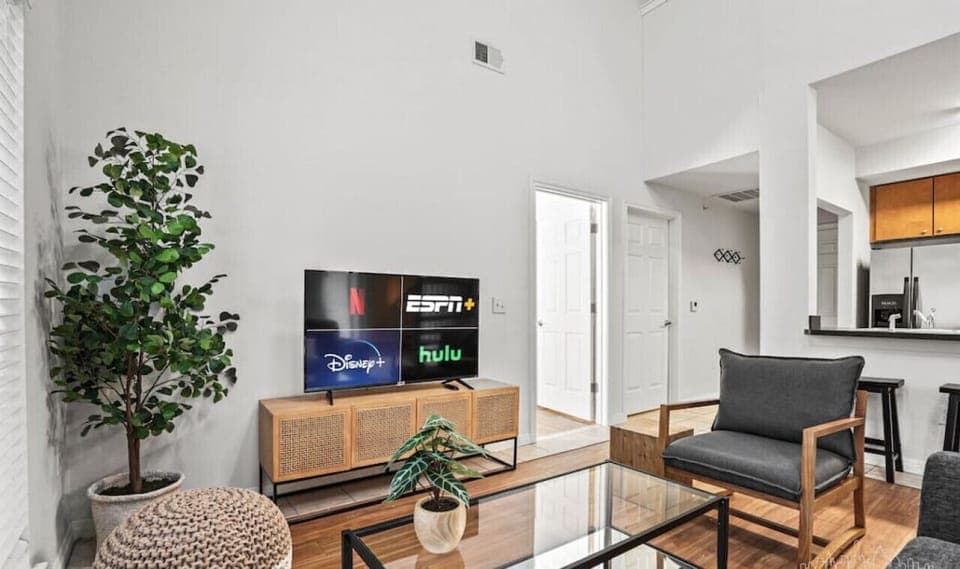 Living room with sofa, smart tv and high ceilings