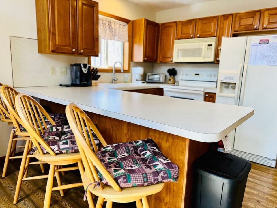 Seating for 4 at kitchen counter.