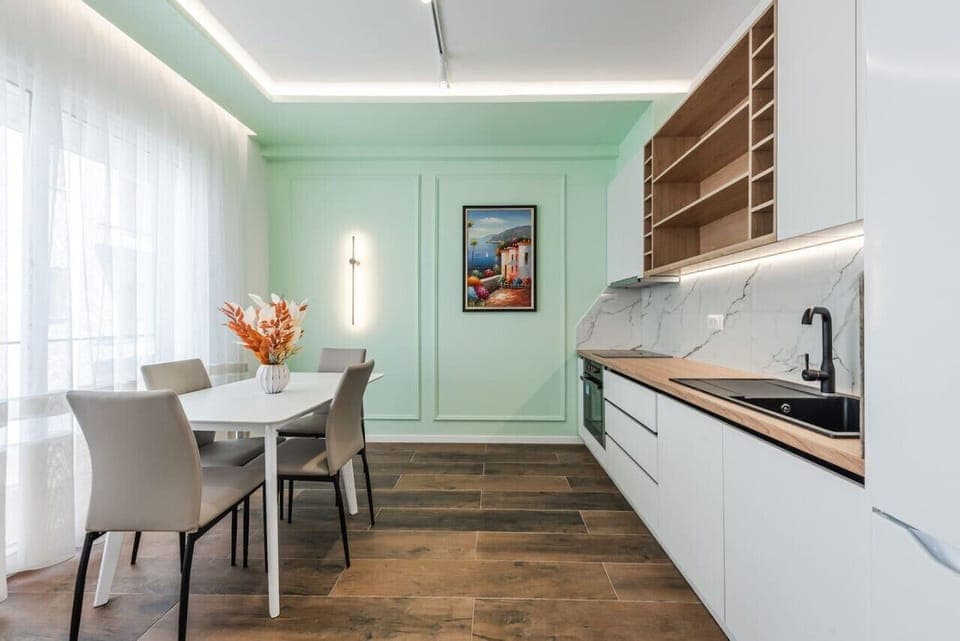 Dining area & Fully-Equipped Kitchen