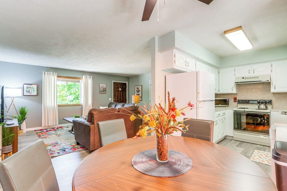 Dining Area | Dishware/Flatware Provided