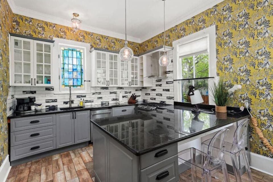 Fully equipped kitchen, with bar seating